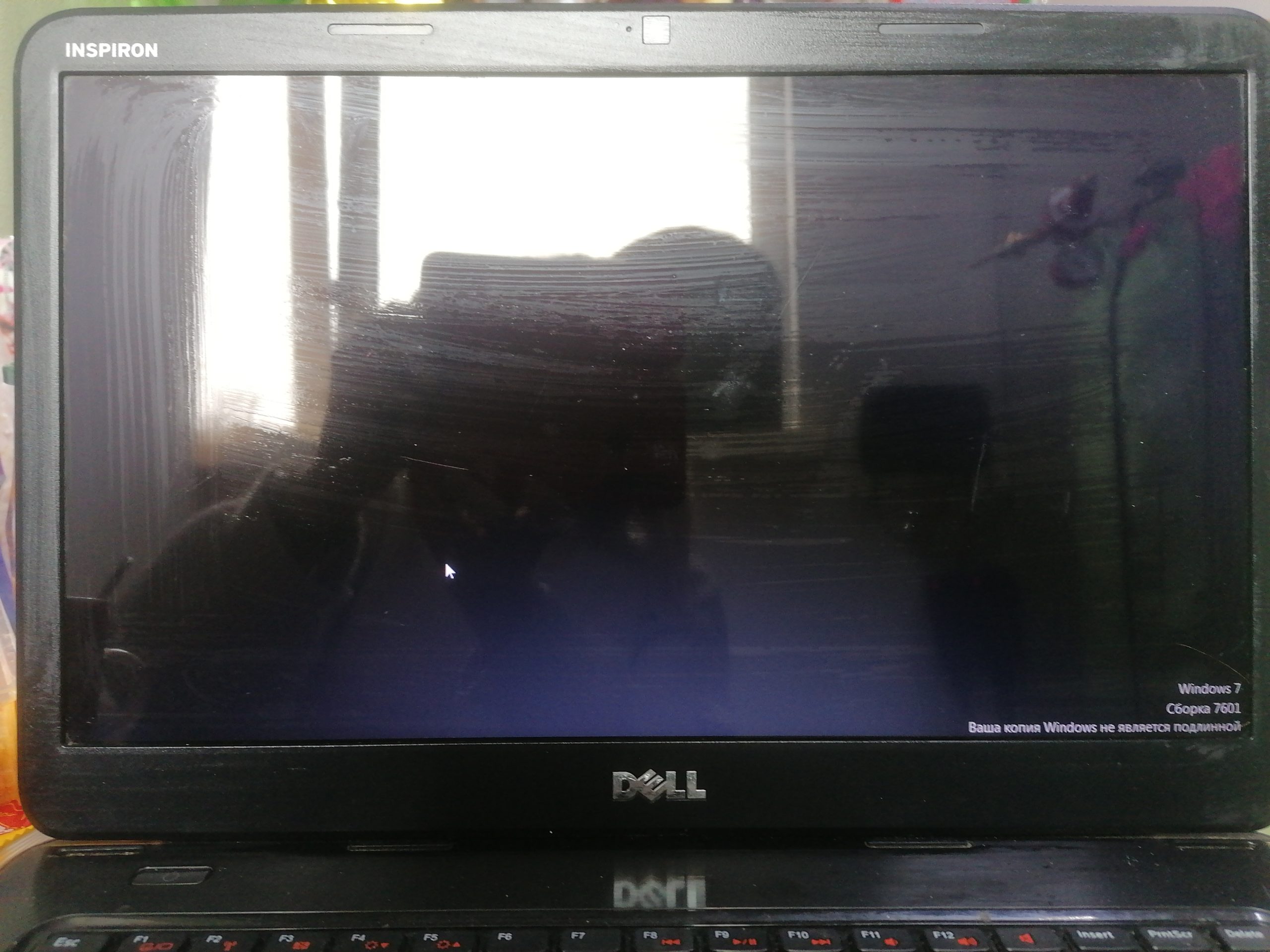При запуске героев 6 черный экран. Черный экран у ноутбука видно только мышку. Тёмный экран ноут глаза. Чёрный экран в kinotopet. Почему на я приставке темный экран.